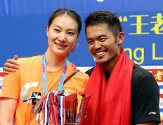 震撼！林丹在游泳赛场夺冠！